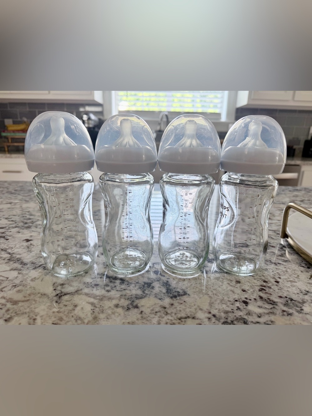 Philips Avent - Glass Natural Bottle with Natural Response Nipple Set of 4!
